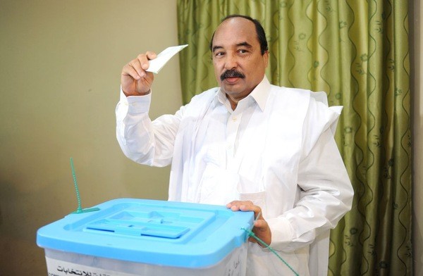 الرئيس الموريتاني محمد ولد عبد العزيز خلال الإدلاء صوته في الاستفتاء الدستوري.