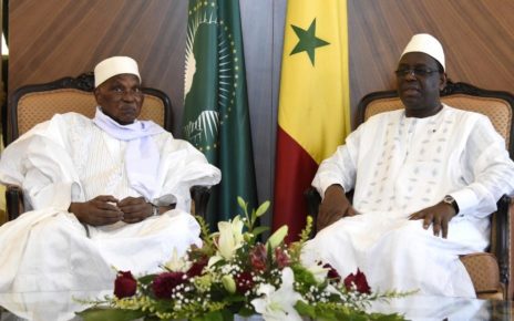 الرئيس السنغالي ماكي صال والرئيس السابق للبلاد عبد الله واد