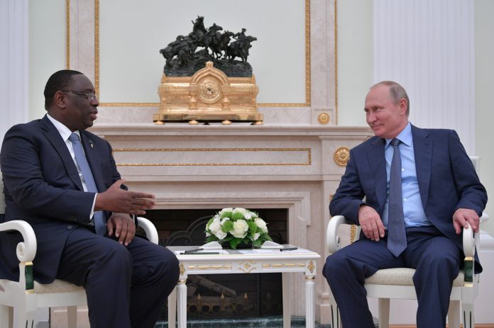 الرئيسان السنغالي ماكي صال والروسي فلاديمير بوتين.