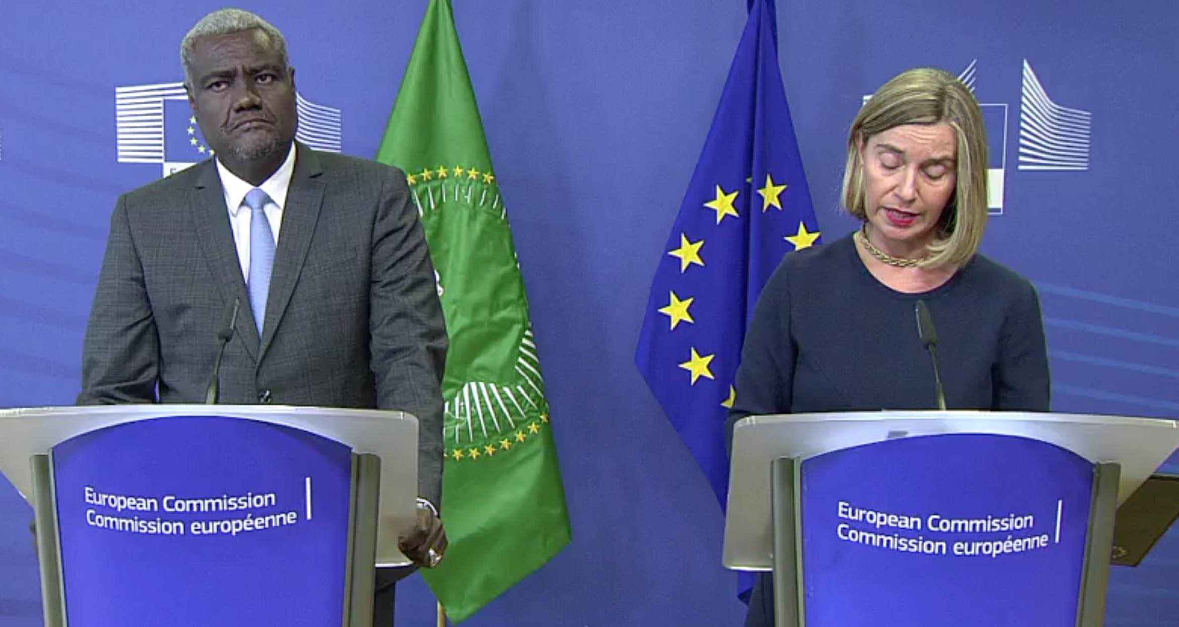 مفوض الاتحاد الإفريقي موسى فاكي وفيديريكا موغريني مسؤولة السياسة الخارجية بالاتحاد الأوروبي.