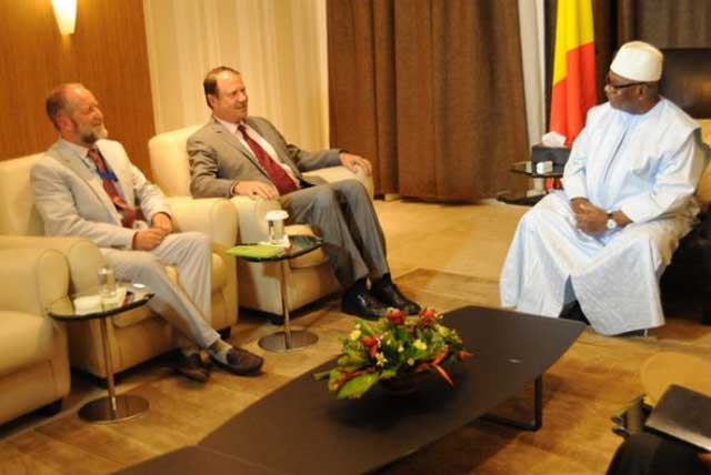 السفير الأمريكي بمالي ابول افولمسبي خلال لقائه بالرئيس المالي ابراهيم بوبكر كيتا.