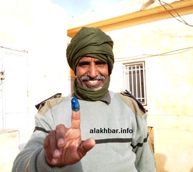 أحد عناصر قوات الحرس أثناء الإدلاء بصوته في الشوط الثاني من الانتخابات البلدية 2013 (الأخبار- أرشيف)