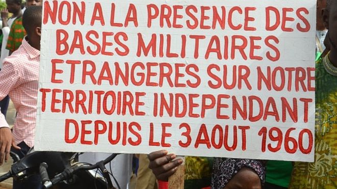 إحدى اللافتات المرفوعة خلال الاحتجاجات بالنيجر رفضا للقواعد العسكرية الأجنبية في البلاد
