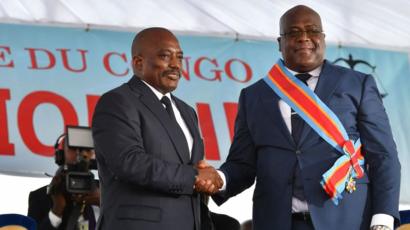 من اليمين الرئيس الكونغولي الحالي فيليكس تشيسكيدي، والرئيس السابق للبلاد جوزيف كابيلا