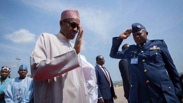 الرئيس النيجيري محمدو بخاري لدى مغادرته البلاد في رحلته العلاجية.