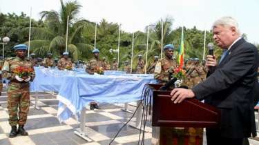 هيرفي لادسو: قائد عمليات حفظ الأممية في مالي، أمام بعض القوات الأممية بالبلاد.