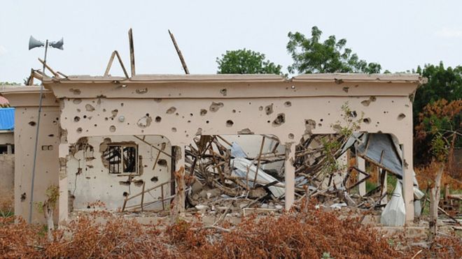 أحد مساجد ولاية بورنو شمال نيجيرياخلال تعرضه في وقت سابق لطلقات مدفعية.