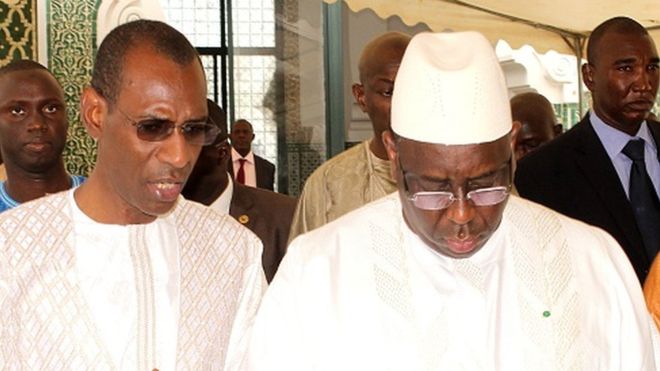 من اليمين الرئيس السنغال ماكي صال، ومن الشمال وزير الداخلية عبدو الله داوودا جالو بالجامع الكبير في داكار.