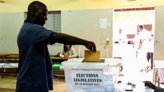 ناخب سنغالي خلال الإدلاء بصوته في انتخابات 30 يوليو التشريعية.