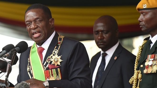 إميرسون منانغاغوا الرئيس الجديد لزيمبابوي خلال تأديته اليمين الدستورية.