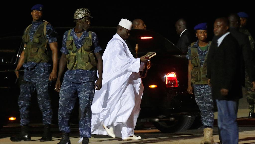 الرئيس الغامبي السابق يحيى جامي محاطا ببعض حرسه.
