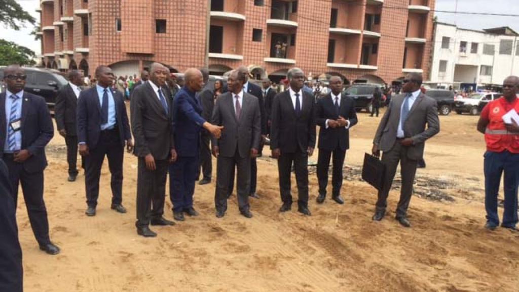  رئيس ساحل العاج الحسن واتارا وعدد من وزراء الحكومة خلال زيارة للأحياء المتضررة بأبيدجان.