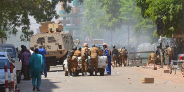 جنود بوركينيون بالقرب من مقر قيادة الجيش، بعد هجوم واغادوغو الجمعة 02 مارس 2018.
