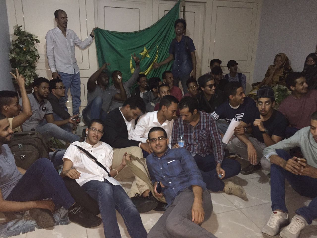جانب من اعتصام الطلاب بمبنى السفارة الموريتانية بالقاهرة.