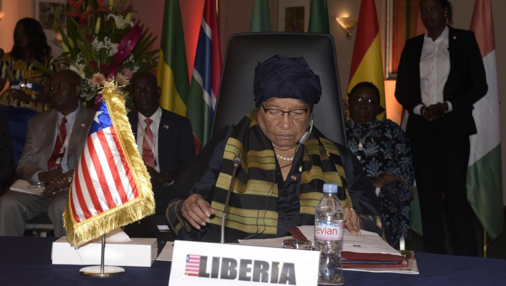 إيلين جونسون سيرليف رئيسة ليبيريا، والرئيسة الدورية للإيكواس.