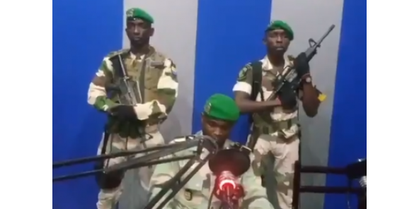 صورة مأخوذة من فيديو الجنود الثلاثة الذين تلوا البيان.