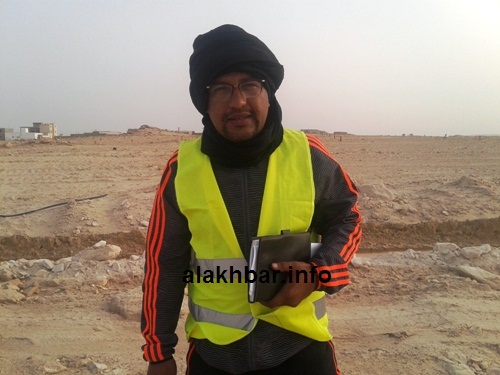 المندوب الجهوي لوزارة الإسكان أثتاء خديثه للأخبار عن مراخل الإنجاز / الأخبار 