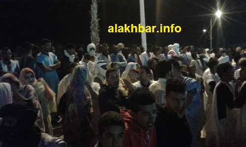 رابط المئات اليلة في سهرة دعائية رغم البرد القارس لسماع الفن في الشارع / الأخبار