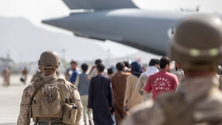 مطار كابل وقد اكتظ بالأفغان الذين ينشدون مغادرة البلاد بعيد سيطرة حركة طالبان على العاصمة كابل (DPA)
