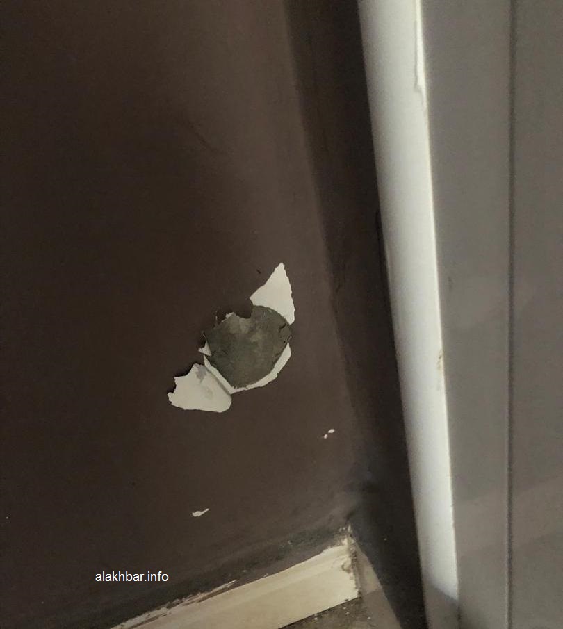 آثار رصاصة أطلقها للص داخل إحدى غرف منزل الأسرة