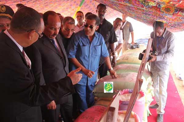 الرئيس الموريتاني محمد ولد عبد العزيز خلال زيارته لأحد مخازن الشركة (وما)