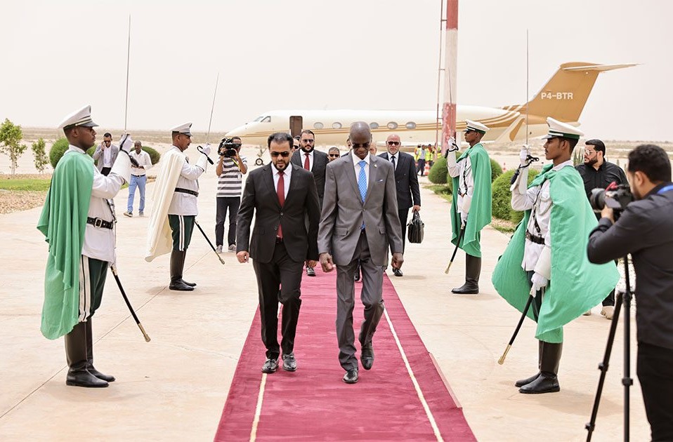 الوزير الأمين العام للحكومة حسينو لام خلال استقباله لأسامة حماد في مطار نواكشوط الدولي