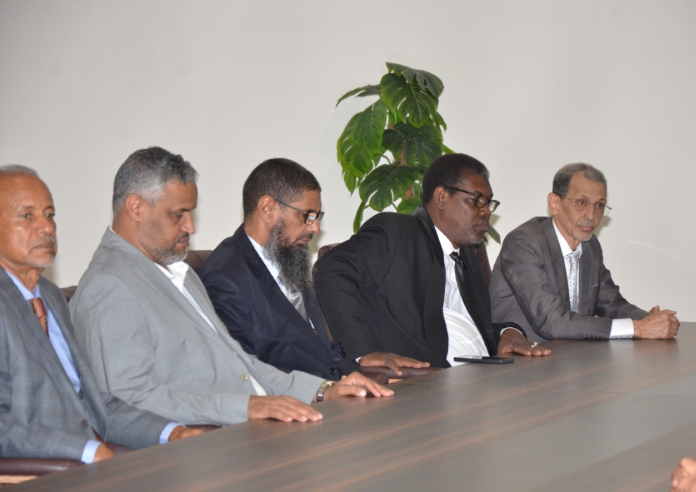 أعضاء اللجنة الوطنية المستقلة للانتخابات المستقلية خلال لقائهم مع الوزير الأول محمد ولد بلال