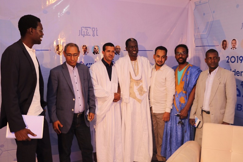 مع المرشح كان حاميدو بابا بعيد نهاية الحوار