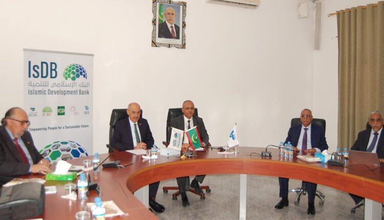 وفد مجموعة البنك الإسلامي للتنمية خلال لقائه مع وفد إدارة الشركة الوطنية للصناعة والمناجم "سنيم"