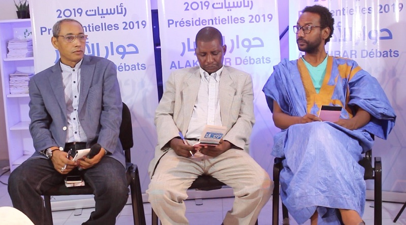 الكاتب الصحفي عبيد إميجين، والمراسل بكاري غي، والإعلامي داداه عبد الله خلال مشاركتهم في أول حلقة من حوار الأخبار