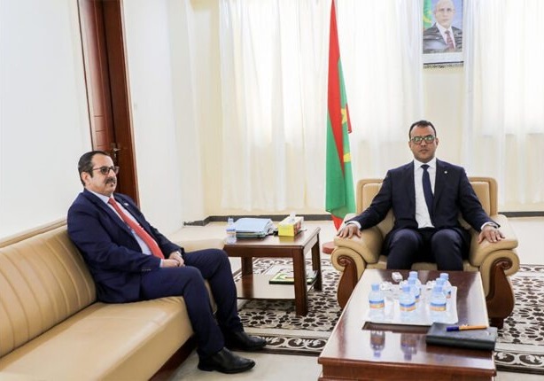 الوزير المنتدب خلال لقائه مع السفير اليمني سالم صالح العرادة
