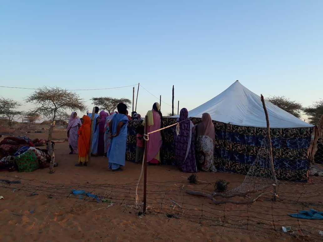 خيمة تبرع بها أحد الجيران وتم نصبها غير بعيد من مكان العريش المحترق