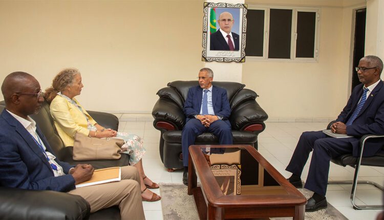 المنسقة المقيمة لمنظومة الأمم المتحدة في موريتانيا، ليلا بيترس يحيى، ومفوض حقوق الإنسان والعمل الإنساني والعلاقات مع المجتمع المدني، سيد أحمد ولد بنان