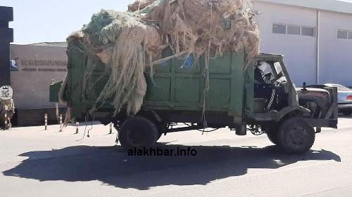 تزامنت الوقفة الإحتجاجية للنشطاء والمدونين مع خروج هذه الشاحنة تحمل هذه الشباك / الأخبار