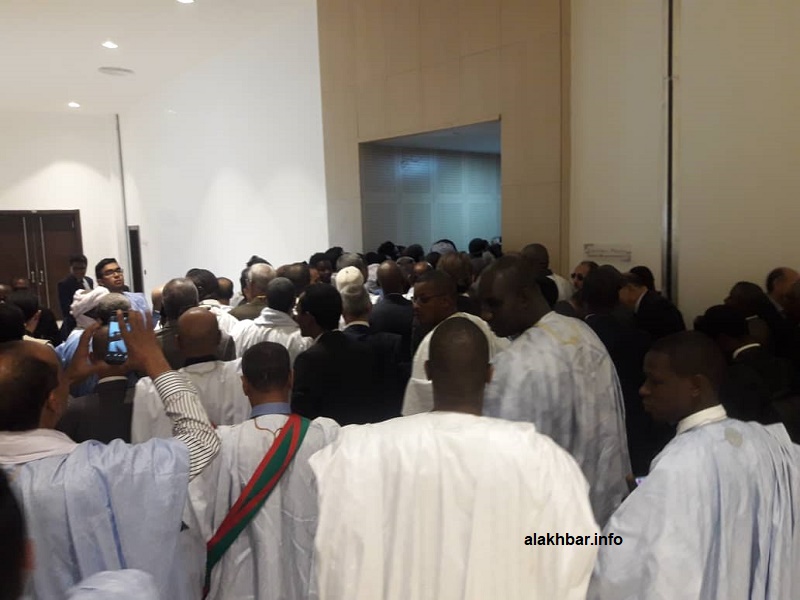 تدافع أمام بوابة القاعة الرئيسية لقصر المؤتمرات حيث ينظم حفل تنصيب الرئيس الجديد لموريتانيا (الأخبار)