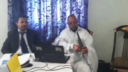 من اليمين الخبير والإستشاري الذي قدم العرض إلى جانب ممثل عن اسنيم / الأخبار