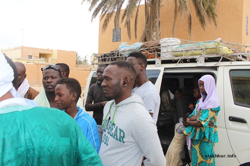 تكشف وجوه الحاضرين حجم الحيرة والحزن المخيم على أسر وأصدقاء المفقودين (الأخبار)