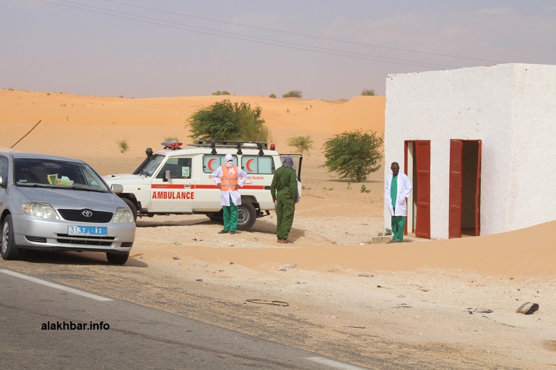 فريق طبي وسيارة إسعاف قرب مدينة واد الناقة، ويغطي المقطع من نواكشوط وحتى 20 كلم بعد واد الناقة (الأخبار)