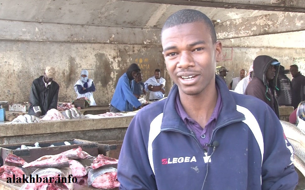 التلميذ: محمود ولد يحيى يقضي جزءًا مخصصا من وقته اليومي للعمل بائع أسماك في السوق ـ (الأخبار)