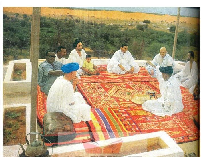 جلسة شاي بحضور الرئيس الراحل المختار ولد داداه وبعض الورزاء" تصوير مجلة العربي"