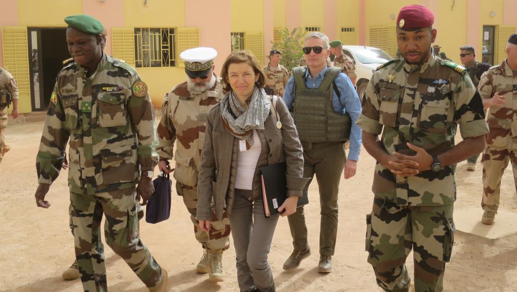 وزيرة الجيوش الفرنسية فلورنس بارلي رفقة بعض القادة العسكريين بمدينة سيفاري.