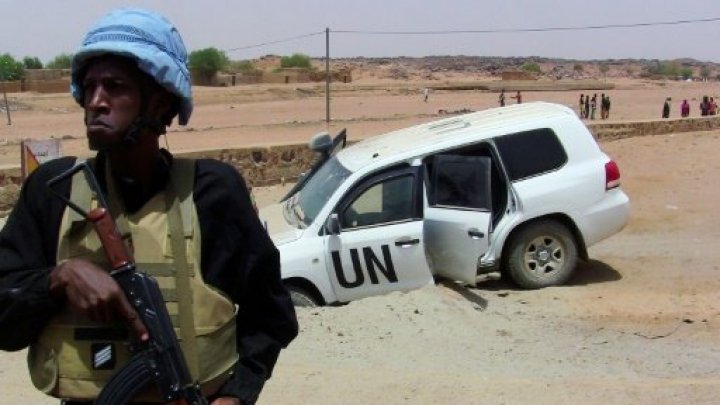 أحد جنود بعثة الأمم المتحدة في مالي أمام آلية تابعة للمنظمة الدولية بعد انفجار عبوة ناسفة بالقرب من كيدال (شمال) في 14 يوليو 2016