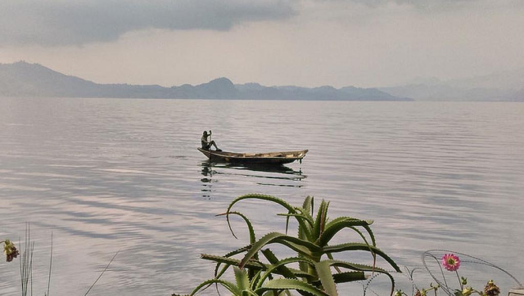 زورق ببحيرة كييفو شرقي الكونغو الديمقراطية