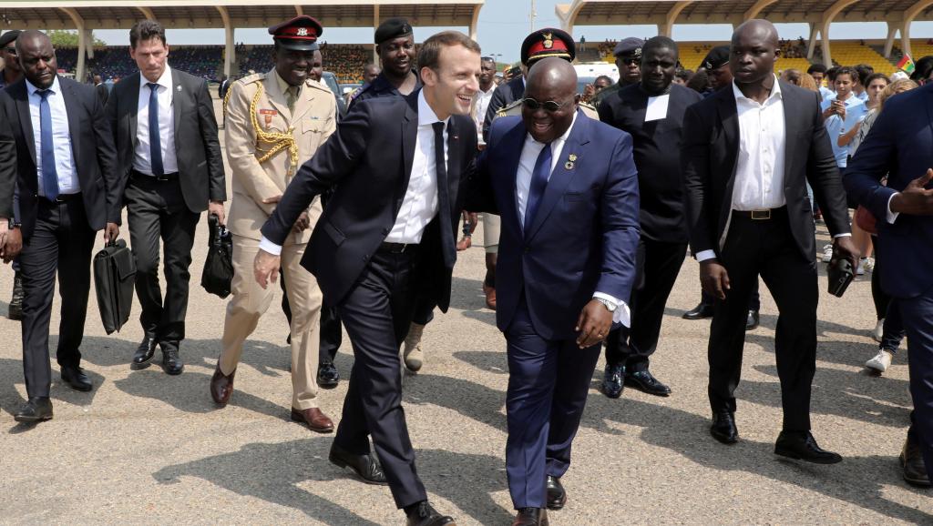 الرئيس الفرنسي إيمانويل ماكرون خلال وصوله العاصمة الغانية أكرا.