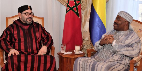 الرئيس الغابوني علي بونغو أونديمبا والعاهل المغربي محمد السادس خلال زيارة سابقة له بمستشفى بالرباط.