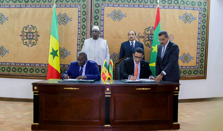 وزير النفط الموريتاني والسنغال لدى توقيعهما اتفاقية بنواكشوط فبراير 2018.