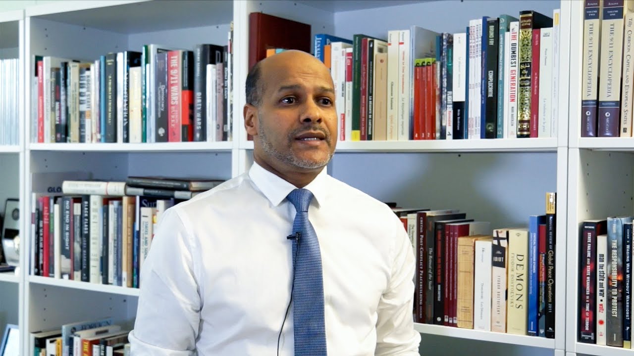 محمد محمود ولد محمدو: وزير أسبق للشؤون الخارجية الموريتانية وأستاذ بالمعهد العالي للدراسات الدولية والتنمية بجنيف.
