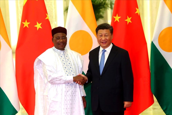 الرئيس الصيني شي جين بينغ والرئيس النيجري محمدو إسوفو.