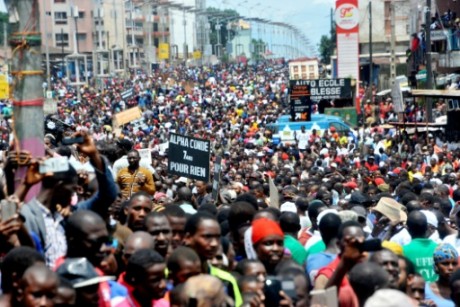 جانب من المشاركين في المسيرة التي خرجت بكوناكري تدعو لتنظيم الانتخابات البلدية.