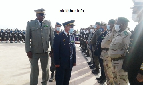 الوالي وقائد المنطقة العسكرية الأولى في استعراض قادة الأمن في المنصة الرسمية/ الأخبار